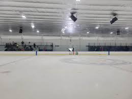 Tres muertos, entre ellos el agresor, en tiroteo durante un partido de hockey en EE.UU.