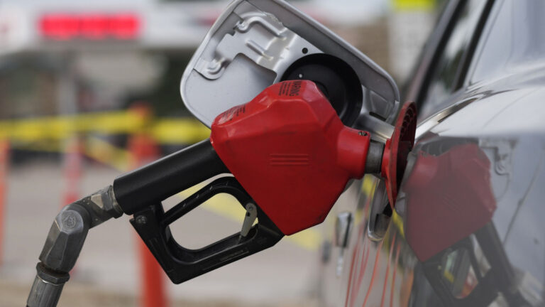 Gasolinas y gasoil premiun y regular suben RD$ 5.00 por galón, informa Industria y Comercio