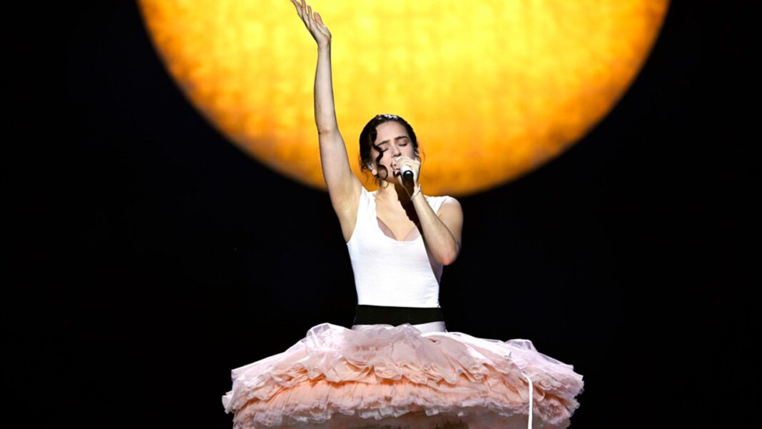 Rosalía hace del escenario su templo y su teatro en el inicio de la gira de ‘Lux’ en Lyon