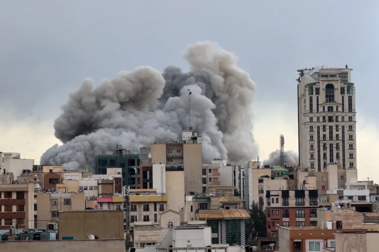 Explosión y fuerte incendio en la Embajada de EE.UU. en Arabia Saudita tras ataque de drones