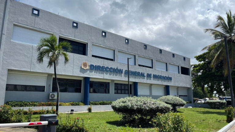 Migración establece estrictos controles para la renovación de permisos de trabajo temporales