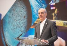 Presidente Abinader encabeza apertura a de la XVIII Cumbre Iberoamericana del Seguro Santo Domingo. – El presidente Luis Abinader inauguró este miércoles la XVIII Cumbre Iberoamericana del Seguro, donde aseguró que debemos llevar el seguro a quienes hoy no lo tienen: trabajadores informales, pequeñas y medianas empresas, sectores agrícolas vulnerables al clima, mujeres emprendedoras y jóvenes innovadores. Asimismo, el mandatario destacó que el sector asegurador significa más tranquilidad para las familias, más respaldo para los emprendedores y un país mejor preparado ante cualquier imprevisto. Destacó que no hay desarrollo sin inversión, ni inversión sin previsibilidad. "Por eso, fortalecer el seguro es clave para blindar el progreso, ampliar la inclusión y construir una economía más resiliente hacia 2036". “El seguro no es solamente un contrato. Es confianza organizada. Es solidaridad institucionalizada. Es estabilidad convertida en instrumento económico. Cuando una sociedad amplía su cobertura aseguradora, no solo transfiere riesgos: construye confianza colectiva”, afirmó el mandatario. Bajo el lema “Pensar en el futuro, liderar el cambio, asegurar lo esencial”, el encuentro se desarrolla los días 4 y 5 de marzo en el Auditorio del Banco Central. La cumbre es organizada conjuntamente por la Superintendencia de Seguros de la República Dominicana (SIS) y la Fundación Iberoamericana Alianza del Seguro, con el objetivo de analizar los desafíos de la industria en un contexto de transformación global. Una oportunidad de expansión estructural Durante el evento, que reúne a los líderes del sector seguro en la región, el jefe de Estado señaló que la penetración del seguro en el país ronda actualmente entre el 1.7% y el 1.8% del PIB, situándose por debajo del promedio regional. Sin embargo, enfatizó que esta brecha no es una debilidad, sino una "oportunidad histórica de expansión estructural" para el desarrollo dominicano. Ejes estratégicos hacia la Meta RD 2036 En el marco del proyecto de nación Meta RD 2036, el presidente Abinader trazó tres grandes líneas de acción para transformar la industria: Estabilidad Macroeconómica: Fortalecer el sector como una "infraestructura silenciosa" y amortiguador frente a crisis, desastres naturales y volatilidad financiera. Inclusión y Políticas Públicas: Ampliar la cobertura mediante alianzas público-privadas para proteger a trabajadores informales, pymes, sectores agrícolas y jóvenes innovadores a través de seguros inclusivos y paramétricos. Crecimiento Sostenido: Elevar progresivamente la participación del seguro en el PIB hacia un rango de entre el 3% y el 4% para el año 2036, como indicador de madurez económica. Innovación y Gestión de Riesgos El mandatario vinculó la modernización financiera y la digitalización con el rol estratégico del seguro en la gestión del riesgo climático en el Caribe y la protección de cadenas productivas. “Si aspiramos a una economía desarrollada, debemos construir una cultura del riesgo inteligente, no basada en el miedo, sino en la previsión”, sostuvo. Al cierre de su intervención, Abinader aseguró que la República Dominicana está lista para trabajar junto a Iberoamérica para que, al mirar atrás en 2036, el seguro sea reconocido no como un gasto opcional, sino como un motor esencial de inversión, sostenibilidad y cohesión social. Julio César Valentín* De su lado, el superintendente de Seguros, Julio César Valentín, afirmó que la XVIII Cumbre Iberoamericana del Seguro convierte a Santo Domingo en epicentro del liderazgo asegurador regional, en un contexto global marcado por transformaciones tecnológicas, riesgos climáticos y amenazas emergentes. Señaló que los países con mercados aseguradores sólidos están mejor preparados para garantizar estabilidad y crecimiento sostenible, y destacó que el Gobierno impulsa el Plan Meta RD 2036 con la meta de duplicar la economía hacia ese año, objetivo que será más firme si se fortalece la penetración del seguro en el PIB. Valentín subrayó que el sector asegurador dominicano, que actualmente representa alrededor del 1.8 % del PIB, tiene ante sí una oportunidad de expansión tanto cuantitativa como cualitativa.