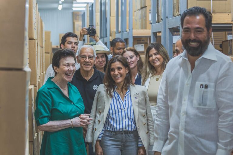 Embajadora de Estados Unidos visita la fábrica de Arturo Fuente en Santiago