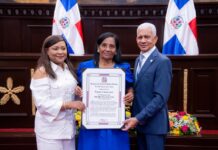 Senado reconoce a 32 mujeres líderes en tercera edición del evento anual “Mujeres que Transforman” Senado reconoce a 32 mujeres líderes en tercera edición del evento anual “Mujeres que Transforman” SANTO DOMINGO. – Con motivo de conmemorarse este domingo ocho de marzo el Día Internacional de la Mujer, el Senado de la República reconoció a 32 mujeres de las 31 provincias del país y el Distrito Nacional, por su liderazgo y aportes al desarrollo del país en los renglones de educación, salud, cultura, deporte, emprendimiento, servicio comunitario, gestión pública y labor social. La entrega de lauros, realizada en el marco de la tercera edición del evento, que este año lleva por eslogan “Huellas de Futuro: Mujeres que Transforman”, se realiza como una forma de rendir tributo a la entrega silenciosa, el liderazgo firme y la trayectoria fructífera de insignes líderes femeninas del país que han contribuido al desarrollo social y económico de sus respectivas comunidades. El acto solemne se llevó a cabo en el salón de la Asamblea Nacional y fue encabezado por el presidente del Senado, Ricardo de los Santos, quien en su discurso resaltó que, con estos reconocimientos, el órgano legislativo reafirma su compromiso con una sociedad donde el talento femenino tenga igualdad de oportunidades, donde la seguridad y el respeto sean garantías reales, y donde el liderazgo de las mujeres continúe fortaleciendo la democracia. El legislador destacó que un país que honra y respeta a sus mujeres también honra su conciencia y fortalece su democracia. “Hoy, el Senado de la República no solo reconoce a mujeres destacadas, también reconoce el corazón mismo de la nación. Que Dios las bendiga a todas”. En la actividad también habló la senadora Aracelis Villanueva, quien además preside la Comisión Permanente de Asuntos de Familia y Equidad de Género del Senado. En su discurso sostuvo que este reconocimiento anual, que distingue a una mujer por cada provincia, es una expresión clara de visión institucional impulsada por el presidente del Senado, Ricardo de los Santos, quien ha reflejado un liderazgo con sensibilidad que demuestra gran comprensión de la historia y el compromiso con la equidad. “Bajo su dirección, la Cámara Alta no solo legisla, también honra, educa y construye referentes nacionales, y eso fortalece la democracia con coherencia y convicción”, dijo la congresista. En representación de las homenajeadas, la doctora Yanet Elizabeth Cedeño Rijo, de la provincia La Altagracia, agradeció al Senado por distinguir a tantas mujeres valiosas de la República Dominicana, “quienes trabajan cada día sin descanso: ellas son emprendedoras, profesionales, comerciantes, educadoras, agricultoras, madres jóvenes soñadoras y adultas sabias que sostienen el presente y moldean el futuro”. Las 32 mujeres que fueron reconocidas recibieron sus pergaminos junto a los senadores que las propusieron para ser distinguidas. En el área de la educación recibieron sus pergaminos de reconocimiento Aura Luisa Carrasco de Peña, de Barahona; María Mercedes Odilin Morel, de Duarte; Emérita Aurora Rincón Mojica, de El Seibo; María Reina de los Ángeles Camilo, de Espaillat; y Nurys García de Papaterra, de Hato Mayor. También María Carolina del Pilar Gómez Grullón, de Montecristi; Adalberta Lucía Calcaño Maldonado, de Samaná; Ana Altagracia Rodríguez González, de Monte Plata; Amatista Míriam Pujols Feliz, de San José de Ocoa; Alfonsina de la Rosa Vidal, de San Juan; y Juana María Paula de Jesús Sosa, de Sánchez Ramírez. En el área de servicio comunitario, Jaqueline Núñez Arismendy, de Bahoruco; Quisqueya de Oleo Angomás, de Elías Piña; Ingrid Maribel Bretón Acosta, de La Romana; Vilma Ricardo Santos, de Puerto Plata; Sonia Alejandra Perozo Barinas, de San Cristóbal; Olga María Noboa Fernández, de Santiago; y Georgina López de Brador, de Santo Domingo. En el renglón de emprendimiento, Yudelka María Rodríguez, de Monseñor Nouel; Evangelista Paulino Pérez, de Peravia; Chela Dioneiry Carpio Flobil, de San Pedro de Macorís; Zoraida Rosanna Castillo Corniel, de Santiago Rodríguez; y Seferina Ventura Abreu, de Dajabón. En el área de labor social recibieron homenaje Sor María Ayala Adames, del Distrito Nacional; Nellys M. Heredia Agramonte, de Azua; Dra. Luz María Santos, de María Trinidad Sánchez; Yildalina Noemí Tatem Brache, de Hermanas Mirabal; y Euranny Samira Molina Jiménez, de Pedernales, entre otras. En gestión política y empresarial recibieron congratulaciones Aminta Vólquez de Pérez, de Independencia; Yanet Elizabeth Cedeño Rijo, de La Altagracia; Rosa Olga Medrano Cosme, de La Vega; y Raquel Minier de Morel, de Valverde. El acto solemne contó con la presencia de Gloria Reyes, ministra de la Mujer; diputados, funcionarios del Gobierno y otras autoridades civiles y militares. Por el Senado de la República estuvieron en la actividad los senadores Daniel Rivera, Pedro Catrain, Lía Díaz de Díaz, María Mercedes Ortiz, Odalis Rodríguez, Julito Fulcar, Pedro Tineo, Augusto Velázquez, Ramón Rogelio Genao, Héctor Acosta, Aneudy Ortiz Sajiun, Eduar Alexis Espíritusanto, Rafael Barón Duluc Rijo, Franklin Romero, Manuel María Rodríguez y Moisés Ayala. Por Elvis Castro Hernández 05-03-2026