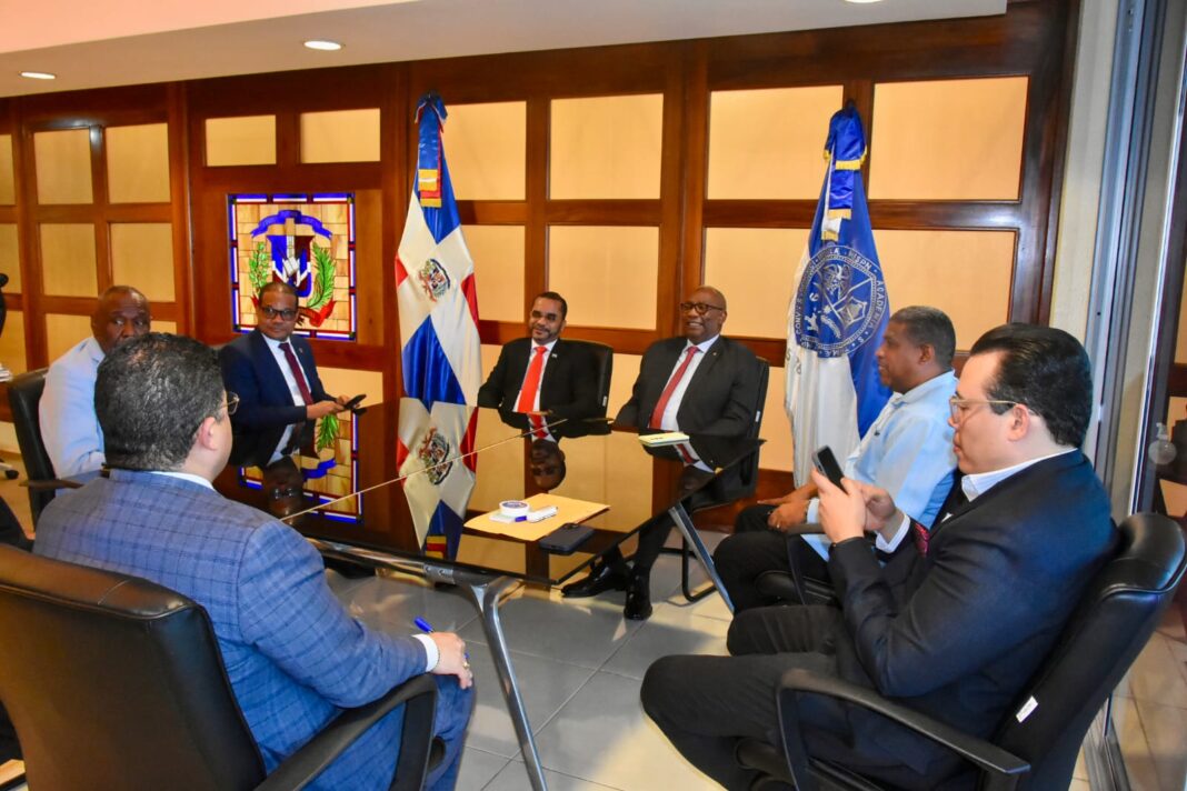 UASD e ITLA exploran acuerdo para ampliar la capacitación tecnológica Los rectores de ambas instituciones sostienen encuentro para impulsar programas de formación tecnológica, fortalecer la cooperación académica y desarrollar jornadas de limpieza y embellecimiento en espacios educativos. SANTO DOMINGO.— El rector del Instituto Tecnológico de las Américas (ITLA), ingeniero Jimmy Rosario Bernard, visitó el despacho del rector de la Universidad Autónoma de Santo Domingo (UASD), maestro Editrudis Beltrán Crisóstomo, en un encuentro orientado a iniciar conversaciones para un posible acuerdo interinstitucional que permita ampliar los lazos de colaboración entre ambas entidades. “Este acercamiento representa una oportunidad para unir capacidades institucionales y ampliar las oportunidades de formación tecnológica para los jóvenes dominicanos”, expresó Rosario Bernard durante el encuentro. El rector del ITLA manifestó que la cooperación entre instituciones educativas puede contribuir a ampliar el alcance de los programas académicos y fortalecer el desarrollo del talento humano en sectores estratégicos. “Creemos firmemente en la cooperación entre instituciones del sistema educativo, porque de esa manera logramos impactar de forma más amplia la formación de los estudiantes y el fortalecimiento de la economía basada en el conocimiento”, agregó. En cambio, Beltrán Crisóstomo valoró como positiva la iniciativa y expresó la disposición de la universidad estatal de colaborar en proyectos que contribuyan al fortalecimiento de la educación tecnológica. “Desde la UASD respaldamos este tipo de alianzas estratégicas que fortalecen la educación superior y promueven el desarrollo de competencias tecnológicas en nuestra juventud”, afirmó. En ese orden, añadió también que la academia estatal cuenta con espacios e infraestructuras que pueden apoyar iniciativas de formación conjunta. “Nuestras aulas inteligentes y liceos experimentales estarán a disposición del ITLA para desarrollar las capacidades y el talento de los jóvenes dominicanos”, expresó al referirse a las posibilidades de cooperación entre ambas instituciones. La iniciativa busca fortalecer la formación tecnológica y ampliar el acceso a programas especializados, aprovechando la presencia nacional de la Primada de América y la experiencia del ITLA en el área de innovación y desarrollo tecnológico. Durante el encuentro, las autoridades también evaluaron la posibilidad de impulsar jornadas de limpieza y embellecimiento en espacios educativos, como parte de las acciones de colaboración entre ambas instituciones. Las conversaciones forman parte de los esfuerzos para fortalecer la cooperación académica y promover iniciativas orientadas al desarrollo educativo, tecnológico y social del país.