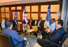 UASD e ITLA exploran acuerdo para ampliar la capacitación tecnológica UASD e ITLA exploran acuerdo para ampliar la capacitación tecnológica Los rectores de ambas instituciones sostienen encuentro para impulsar programas de formación tecnológica, fortalecer la cooperación académica y desarrollar jornadas de limpieza y embellecimiento en espacios educativos. SANTO DOMINGO.— El rector del Instituto Tecnológico de las Américas (ITLA), ingeniero Jimmy Rosario Bernard, visitó el despacho del rector de la Universidad Autónoma de Santo Domingo (UASD), maestro Editrudis Beltrán Crisóstomo, en un encuentro orientado a iniciar conversaciones para un posible acuerdo interinstitucional que permita ampliar los lazos de colaboración entre ambas entidades. “Este acercamiento representa una oportunidad para unir capacidades institucionales y ampliar las oportunidades de formación tecnológica para los jóvenes dominicanos”, expresó Rosario Bernard durante el encuentro. El rector del ITLA manifestó que la cooperación entre instituciones educativas puede contribuir a ampliar el alcance de los programas académicos y fortalecer el desarrollo del talento humano en sectores estratégicos. “Creemos firmemente en la cooperación entre instituciones del sistema educativo, porque de esa manera logramos impactar de forma más amplia la formación de los estudiantes y el fortalecimiento de la economía basada en el conocimiento”, agregó. En cambio, Beltrán Crisóstomo valoró como positiva la iniciativa y expresó la disposición de la universidad estatal de colaborar en proyectos que contribuyan al fortalecimiento de la educación tecnológica. “Desde la UASD respaldamos este tipo de alianzas estratégicas que fortalecen la educación superior y promueven el desarrollo de competencias tecnológicas en nuestra juventud”, afirmó. En ese orden, añadió también que la academia estatal cuenta con espacios e infraestructuras que pueden apoyar iniciativas de formación conjunta. “Nuestras aulas inteligentes y liceos experimentales estarán a disposición del ITLA para desarrollar las capacidades y el talento de los jóvenes dominicanos”, expresó al referirse a las posibilidades de cooperación entre ambas instituciones. La iniciativa busca fortalecer la formación tecnológica y ampliar el acceso a programas especializados, aprovechando la presencia nacional de la Primada de América y la experiencia del ITLA en el área de innovación y desarrollo tecnológico. Durante el encuentro, las autoridades también evaluaron la posibilidad de impulsar jornadas de limpieza y embellecimiento en espacios educativos, como parte de las acciones de colaboración entre ambas instituciones. Las conversaciones forman parte de los esfuerzos para fortalecer la cooperación académica y promover iniciativas orientadas al desarrollo educativo, tecnológico y social del país.