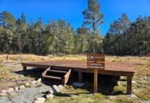 Medio Ambiente traslada campamento al Jardín del Edén en Valle Nuevo SANTO DOMINGO (República Dominicana). – El Ministerio de Medio Ambiente y Recursos Naturales, a través de su Viceministerio de Áreas Protegidas y Biodiversidad, informa sobre el proceso de transición para el manejo de la nueva área de acampar Jardín del Edén, ubicada en el Parque Nacional Valle Nuevo, en Constanza, como parte de las acciones orientadas a fortalecer el uso público organizado y promover el ecoturismo responsable dentro de las áreas protegidas del país. En ese contexto, la administración y operación del área será asumida por la empresa Equipa-T, seleccionada mediante un proceso de convocatoria realizado por el Viceministerio de Áreas Protegidas y Biodiversidad, que emitió los términos de referencia para que organizaciones interesadas y con experiencia en el manejo de servicios de acampar presentaran sus propuestas. Las ofertas fueron evaluadas por un comité integrado por técnicos del viceministerio y representantes del consejo de co-manejantes del Parque Nacional Valle Nuevo. La empresa tendrá a su cargo la gestión de la nueva zona de campamento, incluyendo el mantenimiento de las instalaciones y la prestación de servicios orientados a mejorar la experiencia de los visitantes que deseen disfrutar de esta actividad dentro del parque. Esta nueva área de acampar ha sido habilitada con facilidades que permitirán disfrutar del contacto con la naturaleza en condiciones más organizadas y adecuadas para los visitantes. Entre los servicios disponibles se incluyen áreas de picnic, espacios para cocina y comedor, baños y manejo adecuado de residuos, elementos que contribuyen a fortalecer un modelo de acampada responsable y compatible con la conservación del entorno natural. Como parte de esta modalidad de operación, el acceso se realizará mediante la contratación de los servicios ofrecidos por el concesionario, lo que permitirá garantizar el adecuado mantenimiento de las instalaciones y la calidad de los servicios disponibles para los visitantes. Asimismo, el sistema de reservaciones se realizará a través de una plataforma en línea administrada por la empresa operadora, con el objetivo de organizar las visitas y asegurar el cumplimiento de la capacidad de carga establecida para esta área protegida. Los detalles sobre este proceso serán comunicados oportunamente a través de los canales oficiales del Ministerio. En el marco de esta transición, el espacio que actualmente se utiliza para acampar —habilitado de manera temporal mientras se desarrollaban las nuevas infraestructuras— estará disponible hasta el 31 de marzo de 2026, exceptuando los días 14, 21 y 28. A partir del 1 de abril, las actividades de acampada se realizarán en el área Jardín del Edén, bajo el nuevo esquema de manejo. Parque Nacional Valle Nuevo: naturaleza, conservación y uso público responsable El Parque Nacional Valle Nuevo constituye una de las áreas protegidas más emblemáticas del país por su riqueza ecológica, su biodiversidad y su importancia para la regulación hídrica nacional. La habilitación de espacios organizados de uso público, como el área de acampar Jardín del Edén, forma parte de los esfuerzos del Ministerio de Medio Ambiente y Recursos Naturales para promover el disfrute responsable de la naturaleza, fortalecer la educación ambiental y garantizar que las actividades recreativas que tengan lugar dentro del Sistema Nacional de Áreas Protegidas se desarrollen en armonía con los objetivos de conservación de estos espacios.
