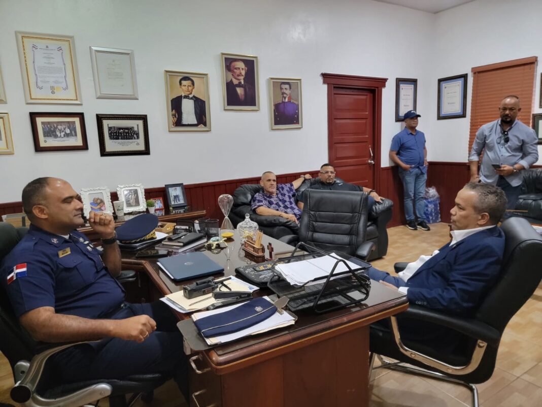 Senador Héctor Acosta realiza visita de cortesía al director regional Cibao Sur de la Policía Nacional