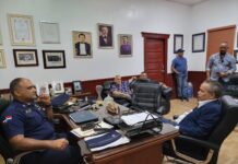 Senador Héctor Acosta realiza visita de cortesía al director regional Cibao Sur de la Policía Nacional Senador Héctor Acosta realiza visita de cortesía al director regional Cibao Sur de la Policía Nacional Bonao, provincia Monseñor Nouel. — El honorable senador de la provincia Monseñor Nouel, Héctor E. Acosta (El Torito), realizó una visita de cortesía al director de la Dirección Regional Cibao Sur de la Policía Nacional, general P.N. licenciado Miguel Mata Rodríguez, con quien sostuvo un cordial encuentro en el que abordaron temas de interés para la provincia, especialmente en materia de seguridad ciudadana. Durante la reunión, el legislador expresó su disposición de colaborar y trabajar de manera conjunta con la institución del orden en todas las iniciativas que contribuyan a fortalecer la seguridad y el bienestar de los munícipes. El senador Héctor Acosta estuvo acompañado de una pequeña comisión, reafirmando con su visita el interés de mantener una comunicación cercana con las autoridades responsables de garantizar la tranquilidad y el orden en la provincia Monseñor Nouel.