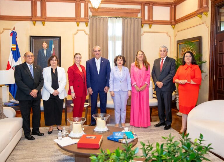 Abinader recibe en el Palacio Nacional a Margalida Prohens en visita de cortesía