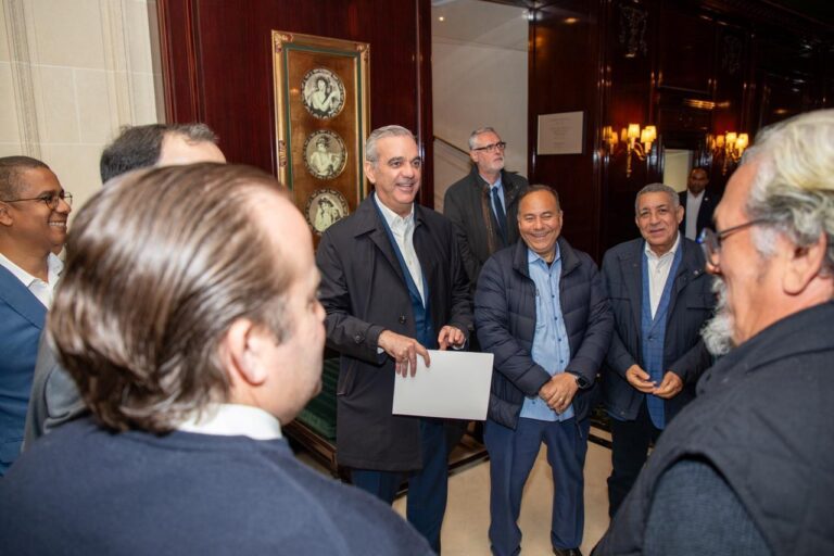 Abinader llega a París donde se reunirá con su homólogo Emmanuel