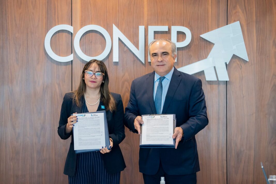 *Conep y WCA-RD apuestan por cumplimiento para fortalecer el sector privado* _El convenio fue firmado por Tania de León, de WCA-RD, y Celso Juan Marranzini, del Conep_ La World Compliance Association, Capítulo República Dominicana (WCA-RD), y el Consejo Nacional de la Empresa Privada (Conep) firmaron este miércoles un acuerdo de colaboración interinstitucional para promover la cultura de cumplimiento en el país. El convenio, firmado por la presidenta ejecutiva de la WCA-RD, Tania de León, y el presidente del Conep, Celso Juan Marranzini, establece un marco general de cooperación orientado a elevar los estándares éticos del sector privado y fortalecer el ecosistema de negocios a través de la formación y la actualización normativa. Durante el acto, celebrado en la sede del Conep, De León celebró la formalización de la alianza, subrayando que el cumplimiento normativo debe expandirse más allá del sector financiero para convertirse en una práctica estándar en todo el sector privado. De su lado, Marranzini aseguró que es fundamental promover la conducta responsable en el ámbito empresarial, no solo por convicción, sino por las exigentes regulaciones actuales. Además, valoró la alianza como una oportunidad para que más empresas se sumen mediante el ejemplo. *Sobre el acuerdo* Tanto la WCA-RD como el Conep acuerdan promover la plataforma de Conducta Empresarial Responsable (CER). Esta herramienta permitirá visibilizar el compromiso voluntario del sector privado con la ética, mientras ambas entidades intercambian mejores prácticas internacionales en beneficio de sus miembros y profesionales. En el documento, la WCA-RD se compromete a apoyar técnicamente en la difusión de la plataforma CER entre sus asociados y en sus espacios formativos. Asimismo, ambas partes acuerdan realizar programas de formación, charlas y talleres que integren los estándares de cumplimiento de la WCA con las herramientas de la plataforma CER. También, convienen facilitar el intercambio de conocimientos entre los expertos en cumplimiento de la WCA y los directivos/asociados del Conep para elevar la reputación corporativa del sector empresarial dominicano. El acuerdo entró en vigor a partir de su firma y tendrá una duración indefinida.