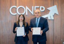 Conep y WCA-RD apuestan por cumplimiento para fortalecer el sector privado *Conep y WCA-RD apuestan por cumplimiento para fortalecer el sector privado* _El convenio fue firmado por Tania de León, de WCA-RD, y Celso Juan Marranzini, del Conep_ La World Compliance Association, Capítulo República Dominicana (WCA-RD), y el Consejo Nacional de la Empresa Privada (Conep) firmaron este miércoles un acuerdo de colaboración interinstitucional para promover la cultura de cumplimiento en el país. El convenio, firmado por la presidenta ejecutiva de la WCA-RD, Tania de León, y el presidente del Conep, Celso Juan Marranzini, establece un marco general de cooperación orientado a elevar los estándares éticos del sector privado y fortalecer el ecosistema de negocios a través de la formación y la actualización normativa. Durante el acto, celebrado en la sede del Conep, De León celebró la formalización de la alianza, subrayando que el cumplimiento normativo debe expandirse más allá del sector financiero para convertirse en una práctica estándar en todo el sector privado. De su lado, Marranzini aseguró que es fundamental promover la conducta responsable en el ámbito empresarial, no solo por convicción, sino por las exigentes regulaciones actuales. Además, valoró la alianza como una oportunidad para que más empresas se sumen mediante el ejemplo. *Sobre el acuerdo* Tanto la WCA-RD como el Conep acuerdan promover la plataforma de Conducta Empresarial Responsable (CER). Esta herramienta permitirá visibilizar el compromiso voluntario del sector privado con la ética, mientras ambas entidades intercambian mejores prácticas internacionales en beneficio de sus miembros y profesionales. En el documento, la WCA-RD se compromete a apoyar técnicamente en la difusión de la plataforma CER entre sus asociados y en sus espacios formativos. Asimismo, ambas partes acuerdan realizar programas de formación, charlas y talleres que integren los estándares de cumplimiento de la WCA con las herramientas de la plataforma CER. También, convienen facilitar el intercambio de conocimientos entre los expertos en cumplimiento de la WCA y los directivos/asociados del Conep para elevar la reputación corporativa del sector empresarial dominicano. El acuerdo entró en vigor a partir de su firma y tendrá una duración indefinida.