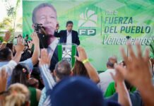 Leonel Fernández juramenta en la FP al exgobernador de Hermanas Mirabal y dirigentes del PRM y PLD
