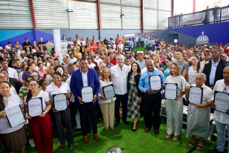 Presidente Abinader entrega 1,025 títulos de propiedad en Hato del Yaque