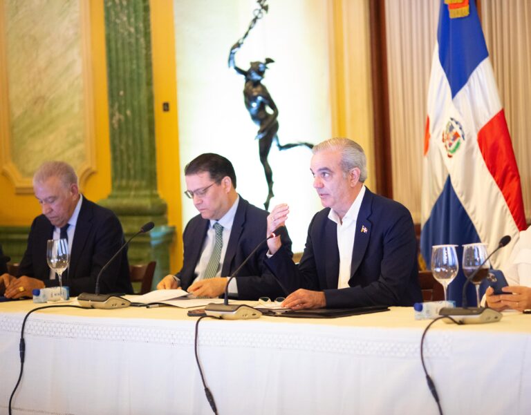 Presidente Abinader lidera encuentro con sectores para frenar alza de precios