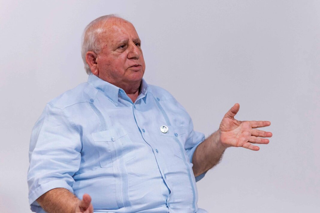 El Ministerio de Salud Pública dispuso que el doctor Ernesto Fadul delimite el alcance de su práctica profesional en la atención de pacientes pediátricos, tras realizar una serie de verificaciones técnicas en su consultorio ubicado en la provincia de Santiago. La institución instó al galeno a que maneje los casos de menores de edad bajo una coordinación formal con especialistas en pediatría, psicología, neurología y psiquiatría. El Ministerio busca que, mediante un sistema de interconsultas, el doctor garantice un abordaje integral que respete los protocolos establecidos para la atención de niños y adolescentes. Inspecciones y hallazgos técnicos Un equipo técnico de la Dirección de Habilitación de Servicios y el nivel central de Monitoreo y Evaluación de la Calidad realizó dos visitas al consultorio de Fadul, situado en el Centro de Medicina Avanzada Materno Infantil y Especialidades San Martín de Porres. Durante estas evaluaciones, las autoridades constataron que Fadul figura en el dossier del centro como médico internista con habilitación vigente hasta el año 2030. Sin embargo, el Ministerio de Salud Pública instó al profesional a gestionar una licencia de habilitación independiente, de acuerdo con lo que establece el Reglamento No. 1138-03. Exigencia de protocolos en casos de autismo La autoridad sanitaria también realizó una visita de inspección el pasado 6 de marzo a través de la Dirección de Vigilancia Sanitaria (Digemaps). En este sentido, la entidad exhortó a todos los prestadores de salud que atienden a menores con trastorno del espectro autista a cumplir de forma obligatoria con el protocolo oficial y la normativa nacional vigente para asegurar una atención basada en estándares clínicos aprobados. Actualmente, el organismo consolida un informe técnico que incluirá resultados de laboratorio, hallazgos de la verificación y recomendaciones pertinentes. Las autoridades sanitarias confirmaron que darán un seguimiento estricto al cumplimiento de estas recomendaciones y a la adecuación de los procesos de atención del doctor Fadul conforme a la ley.