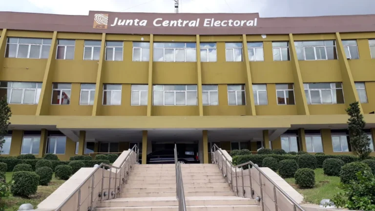 JCE suspende temporalmente la cedulación de extranjeros en tres demarcaciones del país