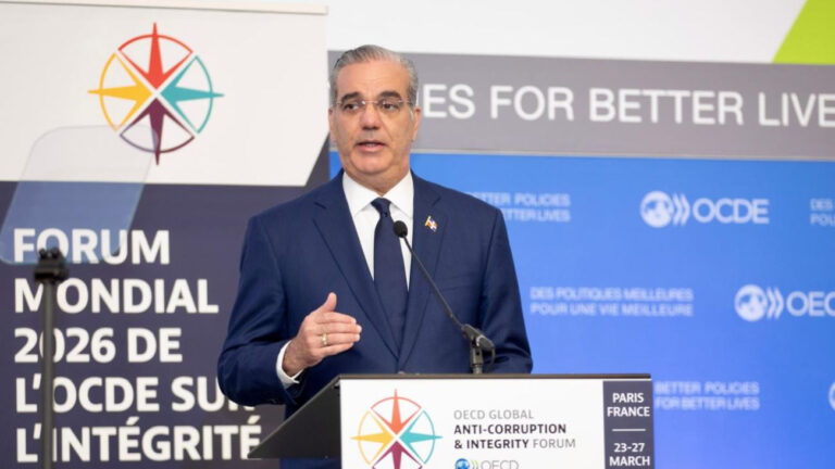 Presidente Abinader destaca integridad en foro anticorrupción en París