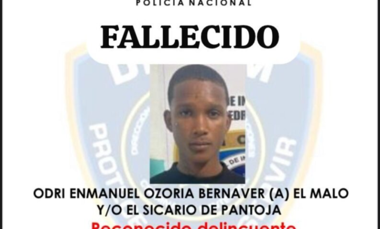 Un reconocido delincuente, activamente buscado por homicidio, resultó muerto tras enfrentar a tiros a una patrulla de investigaciones de la Policía Nacional en el distrito municipal de Pantoja, municipio Santo Domingo Oeste, en un hecho ocurrido la mañana del martes 24 de marzo. Se trata de Enmanuel Ozoria, alias “El Malo” y/o “El Sicario de Pantoja”, mayor de edad, quien falleció mientras recibía atenciones médicas en el hospital Dr. Vinicio Calventi, a consecuencia de múltiples heridas de bala. De acuerdo con el informe preliminar, Ozoria era activamente buscado mediante orden de arresto No. 2025-AJ0086217, acusado de haber ocasionado la muerte por herida de arma de fuego a Alexander Vásquez Montero, en un hecho ocurrido el 15 de diciembre de 2025 en el referido sector. La Policía informó que el hoy occiso fue localizado por una patrulla de investigaciones mientras realizaba labores de búsqueda y captura. Al notar la presencia de los agentes, éste habría atacado con una pistola marca Taurus, modelo PT 111 G2, calibre 9mm, serie No. TJM61806, lo que obligó a los miembros actuantes a repeler la agresión, ocasionándole las heridas que posteriormente le provocaron la muerte. Al momento del enfrentamiento, el individuo se desplazaba en una motocicleta marca Suzuki AX100, color azul, sin placa, la cual, al ser depurada, figura como sustraída mediante asalto a mano armada en el sector Las Mercedes del kilómetro 25 de la autopista Duarte, en fecha 23 de marzo de 2026. En el mismo hecho fue detenido su acompañante, Jostin Smil Matos Encarnación, de 19 años, residente en Pantoja, quien será puesto a disposición del Coordinador de la División de Investigación de Vehículos Robados de la Policía Nacional, en Santo Domingo Oeste, para los fines legales correspondientes.
