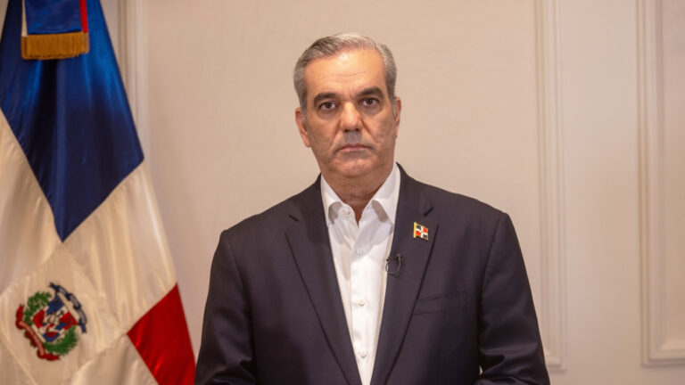 Abinader ordena transferir ingresos consulares al Estado y establecer nueva escala salarial