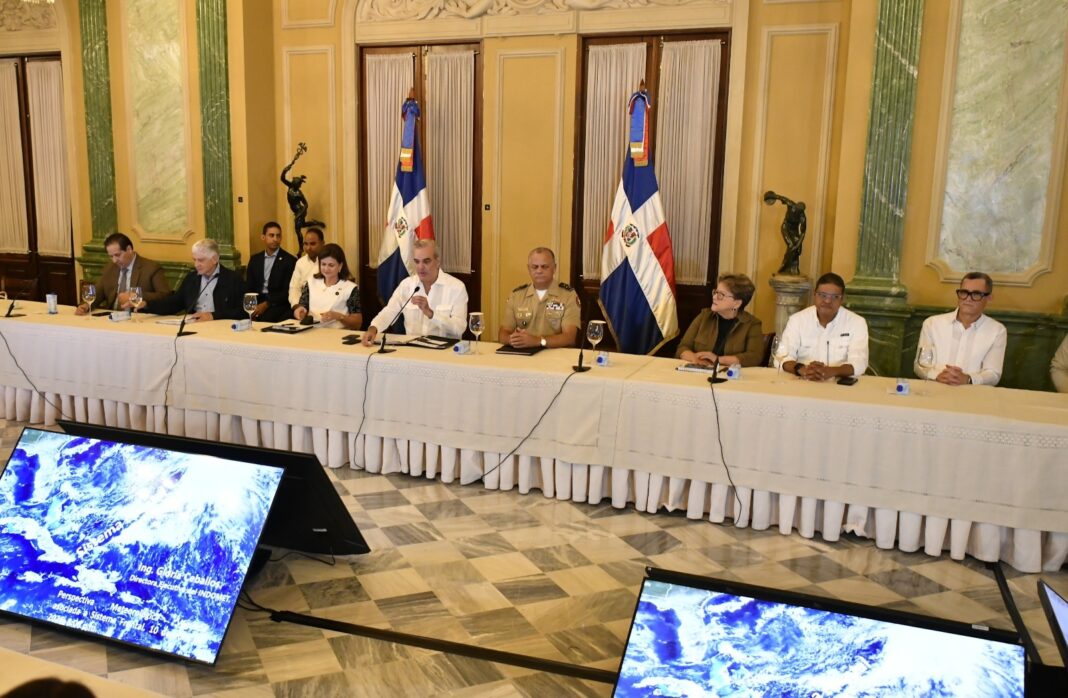 Gobierno se declara en sesión permanente ante sistema frontal que afecta gran parte del país Gobierno se declara en sesión permanente ante sistema frontal que afecta gran parte del país El Gobierno de la República Dominicana, encabezado por el presidente Luis Abinader y la vicepresidenta Raquel Peña, anunció este viernes que se declara en sesión permanente para dar seguimiento estricto a la evolución del sistema frontal que está provocando intensas precipitaciones en diversas provincias del territorio nacional. La decisión fue comunicada tras una reunión con el Centro de Operaciones de Emergencia (COE) y los organismos de socorro, en la que participaron el director del COE, general Juan Manuel Méndez, y la directora de la Instituto Dominicano de Meteorología (Indomet), ingeniera Gloria Ceballos. El COE informó que se mantiene un nivel de alerta amarilla en las provincias Monseñor Nouel, Santiago Rodríguez, Monte Cristi, Duarte, San Cristóbal (zona baja del Yuna), Valverde, San Juan, Independencia y Bahoruco. Asimismo, se mantiene en alerta verde el Distrito Nacional, Santo Domingo, Elías Piña, San José de Ocoa, Monte Plata, Puerto Plata y otras demarcaciones. Estas medidas buscan prevenir riesgos ante la saturación de los suelos y el incremento de caudales en ríos, arroyos y cañadas. Las autoridades insistieron en que la ciudadanía debe abstenerse de cruzar ríos y cañadas con altos volúmenes de agua, evitar el uso de balnearios en las provincias bajo alerta y mantenerse en contacto con los organismos de protección civil. Se exhortó a atender las evacuaciones preventivas que disponga el COE y a seguir las recomendaciones meteorológicas de ONAMET, ya que las alertas podrían ampliarse o cambiar de nivel según evolucione el fenómeno. El presidente Abinader instruyó al Ministerio de la República y al Plan Social de la Presidencia a preposicionar equipos, alimentos y ajuares en las zonas vulnerables, con el fin de garantizar una respuesta rápida y efectiva. También se estableció coordinación con los alcaldes de las comunidades afectadas para asegurar que las medidas lleguen directamente a la población. “El gobierno estará atento a cada situación, tanto para prevenir como para reaccionar en cualquier caso”, señaló el mandatario. La declaración de sesión permanente implica que el Gobierno y los organismos de socorro estarán en vigilancia continua, evaluando minuto a minuto el desarrollo del sistema frontal. El general Méndez subrayó que el COE mantendrá comunicación constante con los medios de prensa para informar oportunamente sobre cualquier cambio en las alertas y las medidas de prevención. De acuerdo con la ingeniera Gloria Ceballos, las precipitaciones se extenderán sobre gran parte del territorio nacional, especialmente en las provincias bajo alerta amarilla y verde. El fenómeno podría provocar inundaciones urbanas y rurales, deslizamientos de tierra y crecidas repentinas de ríos. Por ello, se enfatizó la necesidad de que la población actúe con prudencia y no subestime las advertencias oficiales. El Gobierno dominicano ha activado todos sus mecanismos de respuesta y coordinación institucional para enfrentar los efectos del sistema frontal. La sesión permanente busca garantizar que las medidas preventivas y de asistencia lleguen a tiempo a las comunidades más vulnerables. La población, por su parte, debe mantenerse informada y seguir las recomendaciones de las autoridades para evitar tragedias.