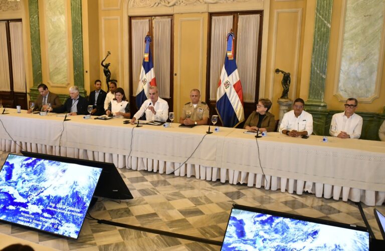 Gobierno se declara en sesión permanente ante sistema frontal que afecta gran parte del país El Gobierno de la República Dominicana, encabezado por el presidente Luis Abinader y la vicepresidenta Raquel Peña, anunció este viernes que se declara en sesión permanente para dar seguimiento estricto a la evolución del sistema frontal que está provocando intensas precipitaciones en diversas provincias del territorio nacional. La decisión fue comunicada tras una reunión con el Centro de Operaciones de Emergencia (COE) y los organismos de socorro, en la que participaron el director del COE, general Juan Manuel Méndez, y la directora de la Instituto Dominicano de Meteorología (Indomet), ingeniera Gloria Ceballos. El COE informó que se mantiene un nivel de alerta amarilla en las provincias Monseñor Nouel, Santiago Rodríguez, Monte Cristi, Duarte, San Cristóbal (zona baja del Yuna), Valverde, San Juan, Independencia y Bahoruco. Asimismo, se mantiene en alerta verde el Distrito Nacional, Santo Domingo, Elías Piña, San José de Ocoa, Monte Plata, Puerto Plata y otras demarcaciones. Estas medidas buscan prevenir riesgos ante la saturación de los suelos y el incremento de caudales en ríos, arroyos y cañadas. Las autoridades insistieron en que la ciudadanía debe abstenerse de cruzar ríos y cañadas con altos volúmenes de agua, evitar el uso de balnearios en las provincias bajo alerta y mantenerse en contacto con los organismos de protección civil. Se exhortó a atender las evacuaciones preventivas que disponga el COE y a seguir las recomendaciones meteorológicas de ONAMET, ya que las alertas podrían ampliarse o cambiar de nivel según evolucione el fenómeno. El presidente Abinader instruyó al Ministerio de la República y al Plan Social de la Presidencia a preposicionar equipos, alimentos y ajuares en las zonas vulnerables, con el fin de garantizar una respuesta rápida y efectiva. También se estableció coordinación con los alcaldes de las comunidades afectadas para asegurar que las medidas lleguen directamente a la población. “El gobierno estará atento a cada situación, tanto para prevenir como para reaccionar en cualquier caso”, señaló el mandatario. La declaración de sesión permanente implica que el Gobierno y los organismos de socorro estarán en vigilancia continua, evaluando minuto a minuto el desarrollo del sistema frontal. El general Méndez subrayó que el COE mantendrá comunicación constante con los medios de prensa para informar oportunamente sobre cualquier cambio en las alertas y las medidas de prevención. De acuerdo con la ingeniera Gloria Ceballos, las precipitaciones se extenderán sobre gran parte del territorio nacional, especialmente en las provincias bajo alerta amarilla y verde. El fenómeno podría provocar inundaciones urbanas y rurales, deslizamientos de tierra y crecidas repentinas de ríos. Por ello, se enfatizó la necesidad de que la población actúe con prudencia y no subestime las advertencias oficiales. El Gobierno dominicano ha activado todos sus mecanismos de respuesta y coordinación institucional para enfrentar los efectos del sistema frontal. La sesión permanente busca garantizar que las medidas preventivas y de asistencia lleguen a tiempo a las comunidades más vulnerables. La población, por su parte, debe mantenerse informada y seguir las recomendaciones de las autoridades para evitar tragedias.