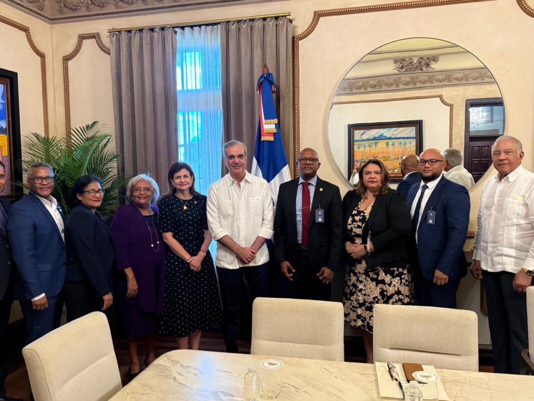 Presidente Luis Abinader se reúne con la directiva del Colegio Médico Dominicano (CMD) Presidente Luis Abinader se reúne con la directiva del Colegio Médico Dominicano (CMD)