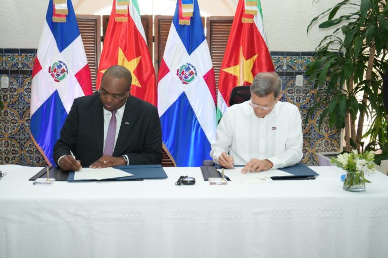 RD y Surinam acuerdan estrechar lazos bilaterales tras reunión entre sus cancilleres