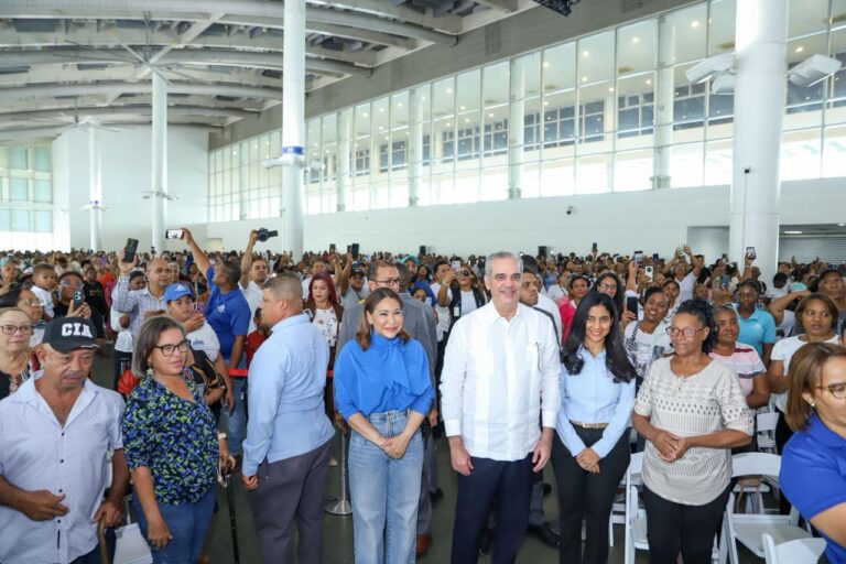 Familias beneficiarias de Supérate comparten en diálogo cercano con el presidente Luis Abinader