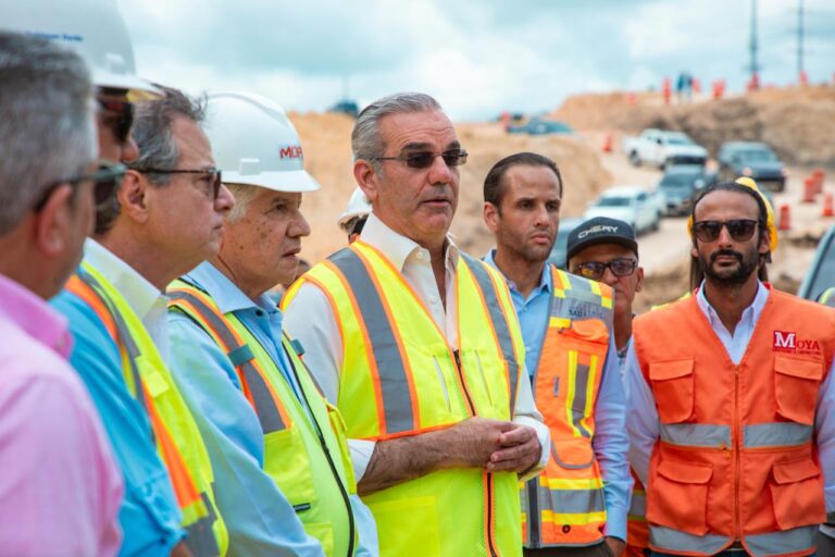 Presidente Abinader supervisa avances en la construcción de la avenida República de Colombia