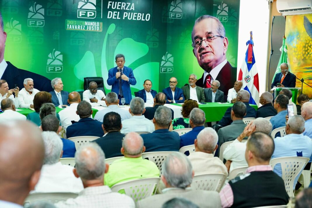 *Leonel se reúne con dirigentes agropecuarios: En 2028 revolucionará métodos de producción nacional* _Tras recibir informe del sector, Fernández advierte debilidades estructurales en el campo y propone modernizar la producción con innovación, financiamiento y asistencia técnica._ Santo Domingo.– El presidente del partido Fuerza del Pueblo (FP) y expresidente de la República, Leonel Fernández, sostuvo este miércoles un encuentro con dirigentes del sector agropecuario de esa organización, en el que recibió un informe detallado sobre la situación actual del campo dominicano y planteó la necesidad de una transformación profunda en los métodos de producción nacional con miras al año 2028. La reunión se realizó en la Casa del Pueblo Johnny Ventura, donde representantes de distintas provincias expusieron las principales problemáticas que afectan al sector agropecuario, incluyendo limitaciones en asistencia técnica, falta de inversión en infraestructura rural y debilidades en los programas de apoyo estatal. Durante su intervención, Fernández cuestionó prácticas que, a su juicio, han debilitado la institucionalidad del Estado en áreas clave como la agropecuaria. “Cosas elementales que vemos que están ocurriendo por razones políticas: cuando llega el gobierno actual, entonces cancela a gente que tiene el conocimiento, la experiencia y el compromiso. ¿Qué pasa? Disminuye el papel del Estado en proveer servicios de calidad, porque los que saben, los profesionales, los que han estado ahí todo el tiempo, los tienen que sacar para darle paso a los compañeros del partido que nada saben de eso”, expresó. El líder de la Fuerza del Pueblo insistió en que la capacidad técnica debe ser un criterio fundamental en la gestión pública, especialmente en el sector productivo. En ese sentido, advirtió sobre las consecuencias de debilitar los programas de extensión agrícola. “Hay que valorar la capacidad, la experiencia de nuestros profesionales en cada ámbito, y eso fundamentalmente en la parte agrícola. ¿Cómo poder tener un programa de extensión cuando no hay gente que lo lleve a cabo?”, planteó. Fernández afirmó que, tras escuchar a los dirigentes y observar la realidad del interior del país, ha llegado a la conclusión de que el sector agropecuario requiere una transformación estructural. “Yo pienso que, por lo que he escuchado de ustedes y por mis viajes por el interior, que si hay algo que merece una revolución en la República Dominicana es el sector agropecuario”, sostuvo. Explicó que el crecimiento económico debe sustentarse en la producción nacional. “El producto interno bruto se va a medir en función de los bienes y servicios que se producen a nivel nacional. Lo otro se añade, pero lo nuestro tiene que ser eso, y resulta que es la parte más débil de la economía dominicana. Por tanto, en la Fuerza del Pueblo entendemos la necesidad de apoyar al sector productivo, que es lo que generará riqueza para nuestro país”, indicó. En ese contexto, Fernández adelantó que en la próxima gestión de gobierno bajo su liderazgo la innovación será el eje central. “Comprendemos que el signo distintivo de nuestra próxima gestión de gobierno será el tema relativo a la innovación. Lo que va a tener impacto, con miras hacia el futuro, es cómo podemos innovar”, afirmó. El expresidente también abordó el problema histórico de los caminos vecinales, señalando que las soluciones tradicionales han sido insuficientes. “Yo tengo decenas de años escuchando el tema de los caminos vecinales. Y arreglamos muchísimos caminos vecinales y el tema no termina por desaparecer. Yo pienso que ahora tenemos que abordarlos de otra forma”, expresó. A su juicio, el país necesita abandonar los métodos convencionales y adoptar enfoques más modernos y eficientes. “Tenemos que presentar un programa de gobierno que no sea convencional o tradicional, sino atendiendo a las circunstancias del momento que requieren esa profunda y radical transformación. No podemos seguir como vamos. Reconozco que el país ha avanzado, pero el método que utilizamos se ha agotado y es el método que tenemos que cambiar”, puntualizó. Fernández vinculó directamente la mejora de la productividad con el uso de tecnología y la capacitación. “¿Cómo entonces mejoramos productividad? Eso significa aumentar el volumen de producción, reducción de costos. ¿Y eso qué es? Tecnología. Entonces el gobierno tiene que intervenir directamente, proveyendo las facilidades para que puedan adquirir los equipos necesarios para incrementar la productividad. Y además, capacitación, para que esas tecnologías se puedan utilizar”, explicó. En esa misma línea, destacó avances internacionales que, según dijo, deben ser evaluados para su implementación en el país. “Ya uno ve en cualquier sitio usando drones para supervisar la producción. He visto incluso fuera del país que usan muchos drones, ya casi no utilizan las avionetas para fumigar. También he visto la producción agrícola vertical, agricultura de precisión, edificios que producen alimentos. Entonces, hay una transformación en las formas de producción que tenemos que estudiar y ver cómo aplicarla en la República Dominicana”, señaló. El encuentro concluyó con el compromiso de seguir profundizando el diálogo con los distintos actores del sector agropecuario, con el objetivo de construir una propuesta de gobierno enfocada en modernizar la producción, fortalecer la capacidad técnica del Estado y garantizar mayor competitividad para el campo dominicano. *Secretaría de Comunicaciones* *Fuerza del Pueblo*