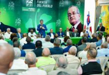 Leonel se reúne con dirigentes agropecuarios: En 2028 revolucionará métodos de producción nacional *Leonel se reúne con dirigentes agropecuarios: En 2028 revolucionará métodos de producción nacional* _Tras recibir informe del sector, Fernández advierte debilidades estructurales en el campo y propone modernizar la producción con innovación, financiamiento y asistencia técnica._ Santo Domingo.– El presidente del partido Fuerza del Pueblo (FP) y expresidente de la República, Leonel Fernández, sostuvo este miércoles un encuentro con dirigentes del sector agropecuario de esa organización, en el que recibió un informe detallado sobre la situación actual del campo dominicano y planteó la necesidad de una transformación profunda en los métodos de producción nacional con miras al año 2028. La reunión se realizó en la Casa del Pueblo Johnny Ventura, donde representantes de distintas provincias expusieron las principales problemáticas que afectan al sector agropecuario, incluyendo limitaciones en asistencia técnica, falta de inversión en infraestructura rural y debilidades en los programas de apoyo estatal. Durante su intervención, Fernández cuestionó prácticas que, a su juicio, han debilitado la institucionalidad del Estado en áreas clave como la agropecuaria. “Cosas elementales que vemos que están ocurriendo por razones políticas: cuando llega el gobierno actual, entonces cancela a gente que tiene el conocimiento, la experiencia y el compromiso. ¿Qué pasa? Disminuye el papel del Estado en proveer servicios de calidad, porque los que saben, los profesionales, los que han estado ahí todo el tiempo, los tienen que sacar para darle paso a los compañeros del partido que nada saben de eso”, expresó. El líder de la Fuerza del Pueblo insistió en que la capacidad técnica debe ser un criterio fundamental en la gestión pública, especialmente en el sector productivo. En ese sentido, advirtió sobre las consecuencias de debilitar los programas de extensión agrícola. “Hay que valorar la capacidad, la experiencia de nuestros profesionales en cada ámbito, y eso fundamentalmente en la parte agrícola. ¿Cómo poder tener un programa de extensión cuando no hay gente que lo lleve a cabo?”, planteó. Fernández afirmó que, tras escuchar a los dirigentes y observar la realidad del interior del país, ha llegado a la conclusión de que el sector agropecuario requiere una transformación estructural. “Yo pienso que, por lo que he escuchado de ustedes y por mis viajes por el interior, que si hay algo que merece una revolución en la República Dominicana es el sector agropecuario”, sostuvo. Explicó que el crecimiento económico debe sustentarse en la producción nacional. “El producto interno bruto se va a medir en función de los bienes y servicios que se producen a nivel nacional. Lo otro se añade, pero lo nuestro tiene que ser eso, y resulta que es la parte más débil de la economía dominicana. Por tanto, en la Fuerza del Pueblo entendemos la necesidad de apoyar al sector productivo, que es lo que generará riqueza para nuestro país”, indicó. En ese contexto, Fernández adelantó que en la próxima gestión de gobierno bajo su liderazgo la innovación será el eje central. “Comprendemos que el signo distintivo de nuestra próxima gestión de gobierno será el tema relativo a la innovación. Lo que va a tener impacto, con miras hacia el futuro, es cómo podemos innovar”, afirmó. El expresidente también abordó el problema histórico de los caminos vecinales, señalando que las soluciones tradicionales han sido insuficientes. “Yo tengo decenas de años escuchando el tema de los caminos vecinales. Y arreglamos muchísimos caminos vecinales y el tema no termina por desaparecer. Yo pienso que ahora tenemos que abordarlos de otra forma”, expresó. A su juicio, el país necesita abandonar los métodos convencionales y adoptar enfoques más modernos y eficientes. “Tenemos que presentar un programa de gobierno que no sea convencional o tradicional, sino atendiendo a las circunstancias del momento que requieren esa profunda y radical transformación. No podemos seguir como vamos. Reconozco que el país ha avanzado, pero el método que utilizamos se ha agotado y es el método que tenemos que cambiar”, puntualizó. Fernández vinculó directamente la mejora de la productividad con el uso de tecnología y la capacitación. “¿Cómo entonces mejoramos productividad? Eso significa aumentar el volumen de producción, reducción de costos. ¿Y eso qué es? Tecnología. Entonces el gobierno tiene que intervenir directamente, proveyendo las facilidades para que puedan adquirir los equipos necesarios para incrementar la productividad. Y además, capacitación, para que esas tecnologías se puedan utilizar”, explicó. En esa misma línea, destacó avances internacionales que, según dijo, deben ser evaluados para su implementación en el país. “Ya uno ve en cualquier sitio usando drones para supervisar la producción. He visto incluso fuera del país que usan muchos drones, ya casi no utilizan las avionetas para fumigar. También he visto la producción agrícola vertical, agricultura de precisión, edificios que producen alimentos. Entonces, hay una transformación en las formas de producción que tenemos que estudiar y ver cómo aplicarla en la República Dominicana”, señaló. El encuentro concluyó con el compromiso de seguir profundizando el diálogo con los distintos actores del sector agropecuario, con el objetivo de construir una propuesta de gobierno enfocada en modernizar la producción, fortalecer la capacidad técnica del Estado y garantizar mayor competitividad para el campo dominicano. *Secretaría de Comunicaciones* *Fuerza del Pueblo*