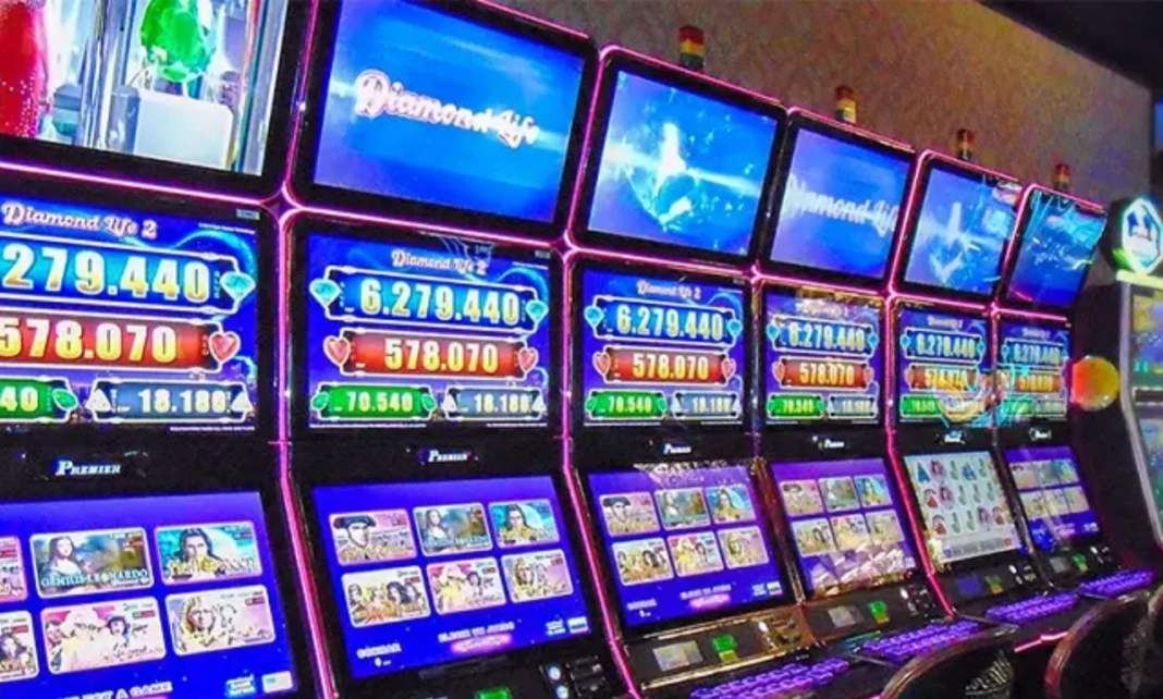 Gobierno reactiva plan de regularización de bancas y juegos de azar Santo Domingo.- Mediante el Decreto núm. 197-26, el Poder Ejecutivo dispuso la reactivación del Plan Nacional de Regularización de bancas de lotería, puntos de venta, agencias, bancas de apuestas y demás operadores de juegos de azar, con el objetivo de culminar el proceso de depuración, validación y formalización del sector. La decisión se produce ante el alto volumen de solicitudes pendientes de regularización, luego de agotarse los plazos concedidos en 2022 por el entonces Ministerio de Hacienda, ahora Ministerio de Hacienda y Economía, para que estos negocios se adecuaran a las disposiciones legales y tributarias vigentes. Como parte de la reactivación, el decreto fortalece la participación de la Dirección General de Impuestos Internos (DGII), institución que tendrá a su cargo la verificación del cumplimiento tributario de los operadores, la incorporación provisional de los establecimientos al régimen fiscal y el respaldo a los procesos de fiscalización y control. La disposición también reorganiza el Consejo Consultivo para el seguimiento del Plan de Regularización, integrando a todos los actores involucrados en la industria del juego y la supervisión estatal. El organismo estará conformado por un representante del Ministerio de Hacienda y Economía, la Dirección General de Impuestos Internos (DGII); el Instituto Dominicano de las Telecomunicaciones (Indotel), la Oficina Gubernamental de Tecnologías de la Información y Comunicación (Ogtic), el administrador de la Lotería Nacional, dos miembros de su Consejo Consultivo, un delegado de Federación Nacional de Bancas de Loteria (Fenabanca), un representante de los concesionarios, uno de la Asociación de Bancas de Apuestas Deportivas, otro de la Comisión Hípica Nacional, un representante de la Asociación de Casinos de Juegos y el arzobispo coadjutor monseñor Carlos Tomás Morel Diplán. Asimismo, el decreto instruye al Ministerio de Hacienda y Economía, en coordinación con ese Consejo, a elaborar, proponer y adecuar los instrumentos normativos necesarios para viabilizar la continuación efectiva del proceso de regularización, mientras que temporalmente el administrador de la Lotería Nacional fungirá como coordinador operativo, administrativo y de seguimiento. La pieza legal, firmada el 26 de marzo de 2026, también deroga el Decreto núm. 295-22, dejando sin efecto la estructura anterior y consolidando un nuevo esquema institucional para la supervisión de bancas, puntos de venta, apuestas deportivas, casinos y otros juegos de azar.