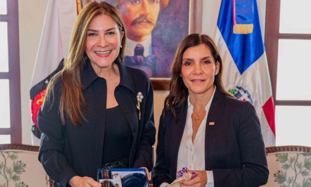 Embajadora Leah Campos y Carolina Mejía tratan temas de interés para RD y EE. UU.