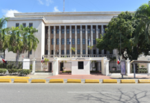 MINERD suspende docencia en tres provincias por alerta roja El Ministerio de Educación de la República Dominicana (MINERD) informó la suspensión de docencia para mañana jueves en las provincias de Montecristi, Santiago Rodríguez y Valverde tras ser declaradas en alerta roja en el boletín del Centro de Operaciones de Emergencias (COE) debido a las condiciones meteorológicas actuales. La cartera educativa indicó a los directores regionales, distritales y de centros educativos a mantener medidas preventivas en las provincias en alerta amarilla que cuentan con zonas vulnerables, en función de la evolución de las condiciones climáticas. La entidad sostuvo que estas disposiciones incluyen la evaluación continua de riesgos, así como la potestad para suspender la docencia en áreas donde las condiciones climatológicas lo ameriten. El Ministerio llamó a la comunidad educativa a mantenerse atenta a los boletines oficiales y a seguir las orientaciones de los organismos de protección civil. Igualmente, recordó que, de acuerdo con el Centro de Operaciones de Emergencias (COE), la alerta roja se declara cuando existe un alto nivel de riesgo para la población, ante la inminente ocurrencia de fenómenos adversos o cuando estos ya están impactando de manera significativa, lo que requiere la adopción inmediata de medidas de protección. El COE establece que la alerta amarilla indica una situación de riesgo moderado que puede escalar, por lo que se recomienda a la población mantenerse atenta, y tomar precauciones. De igual forma, la alerta verde se emite ante la posibilidad de un evento adverso, lo que implica condiciones de vigilancia y seguimiento, sin que represente un peligro inmediato.
