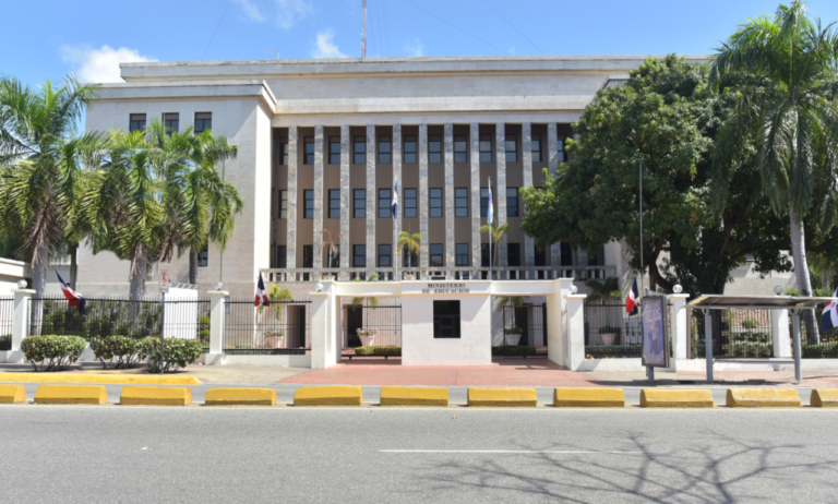 El Ministerio de Educación de la República Dominicana (MINERD) informó la suspensión de docencia para mañana jueves en las provincias de Montecristi, Santiago Rodríguez y Valverde tras ser declaradas en alerta roja en el boletín del Centro de Operaciones de Emergencias (COE) debido a las condiciones meteorológicas actuales. La cartera educativa indicó a los directores regionales, distritales y de centros educativos a mantener medidas preventivas en las provincias en alerta amarilla que cuentan con zonas vulnerables, en función de la evolución de las condiciones climáticas. La entidad sostuvo que estas disposiciones incluyen la evaluación continua de riesgos, así como la potestad para suspender la docencia en áreas donde las condiciones climatológicas lo ameriten. El Ministerio llamó a la comunidad educativa a mantenerse atenta a los boletines oficiales y a seguir las orientaciones de los organismos de protección civil. Igualmente, recordó que, de acuerdo con el Centro de Operaciones de Emergencias (COE), la alerta roja se declara cuando existe un alto nivel de riesgo para la población, ante la inminente ocurrencia de fenómenos adversos o cuando estos ya están impactando de manera significativa, lo que requiere la adopción inmediata de medidas de protección. El COE establece que la alerta amarilla indica una situación de riesgo moderado que puede escalar, por lo que se recomienda a la población mantenerse atenta, y tomar precauciones. De igual forma, la alerta verde se emite ante la posibilidad de un evento adverso, lo que implica condiciones de vigilancia y seguimiento, sin que represente un peligro inmediato.