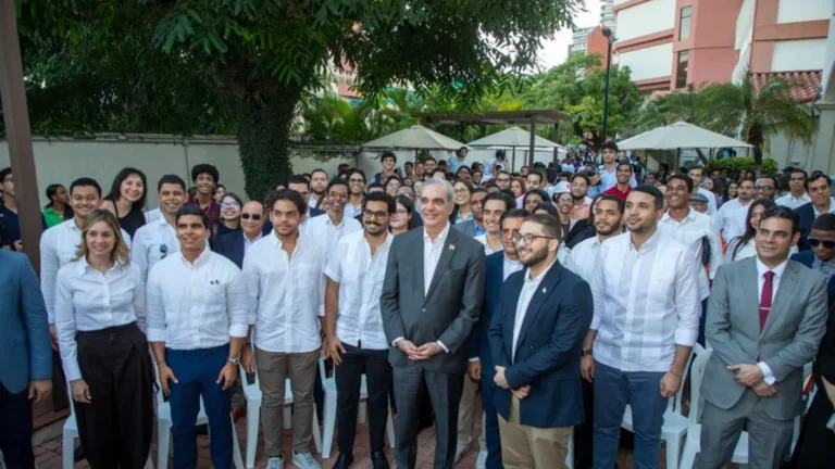 Presidente Abinader conversa con estudiantes universitarios sobre educación, liderazgo y servicio público como pilares del desarrollo