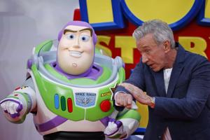Los personajes de 'Toy Story 5' revolucionan Londres con un adelanto de la película