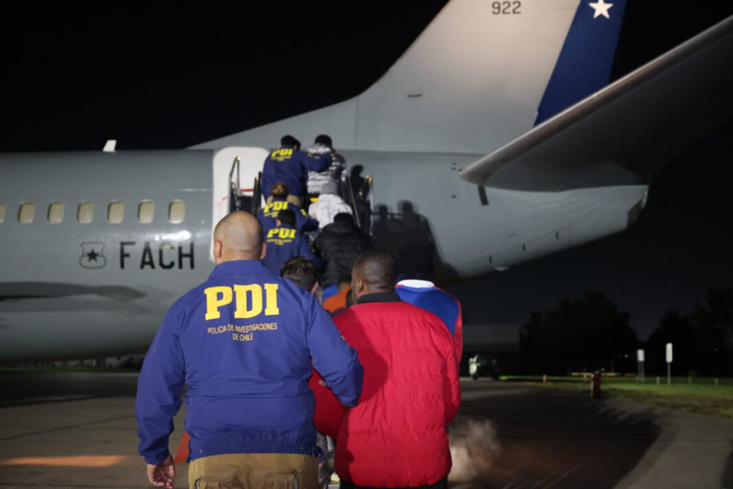 Chile expulsa a 40 inmigrantes irregulares y retoma deportaciones a Haití El Gobierno del ultraderechista José Antonio Kast concretó este viernes su segundo vuelo de expulsión de inmigrantes en situación irregular o con antecedentes penales, con un total de 40 personas a bordo, dando continuidad a la política migratoria impulsada por administraciones anteriores y retomando, en este caso, las deportaciones hacia Haití. Según medios locales, el vuelo con los deportados despegó alrededor de las 04:30 de esta madrugada (08:30 GMT) desde el aeropuerto del Grupo 10 de la Fuerza Aérea de Chile (FACH), en el primer tramo del operativo para trasladar a los ciudadanos expulsados hacia Colombia, República Dominicana y Haití. Las autoridades destacaron que desde 2024 no se realizaban expulsiones hacia Haití, debido al delicado escenario político que atraviesa el país y a las complejidades diplomáticas y logísticas que dificultan este tipo de procesos. Esta semana, el Ejecutivo informó que cerca de 1.400 inmigrantes irregulares abandonaron el país de forma voluntaria desde que Kast asumió la Presidencia, mayoritariamente personas de nacionalidad venezolana. En 2025, último año completo de mandato del expresidente Gariel Boric, un total de 1.117 extranjeros fueron expulsados. Diversos reportes estiman que más de 75.000 órdenes de expulsión siguen pendientes de ejecución, de las cuales cerca de la mitad corresponden a ciudadanos venezolanos. Caracas rompió relaciones diplomáticas con Chile tras las elecciones de 2024 en el país caribeño, por lo que ahora mismo no hay servicios consulares y resulta imposible deportar a esos ciudadanos con órdenes de expulsión. Autoridades de gobierno han señalado que se encuentran a la espera de una "respuesta positiva" para retomar relaciones con el gobierno venezolano "al menos a nivel consular", para poder agilizar los procesos de deportación. Kast, el primer mandatario de extrema derecha en llegar al poder desde el retorno a la democracia, prometió en campaña mano dura contra la delincuencia, el crimen organizado y la migración irregular y se encuentra construyendo una franja en el desierto de Atacama, en la frontera con Perú y Bolivia. Chile expulsa a 40 inmigrantes irregulares y retoma deportaciones a Haití