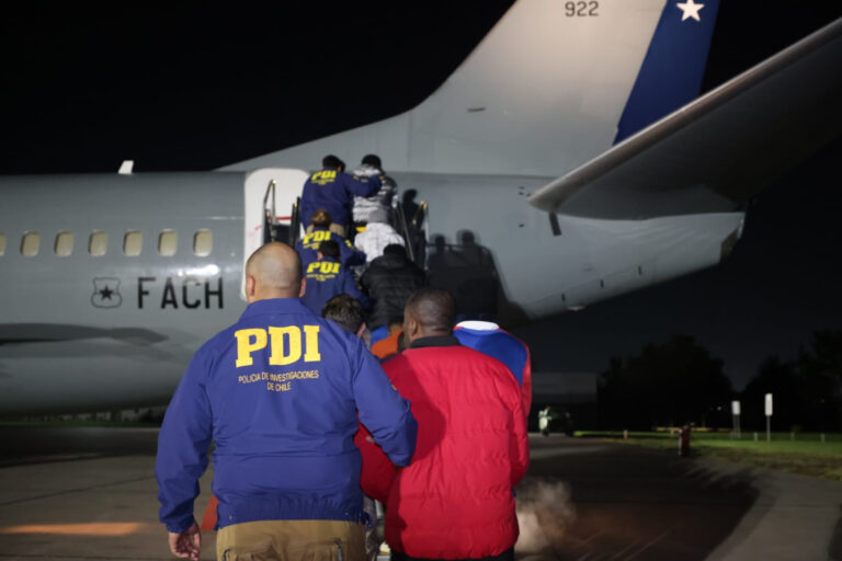 El Gobierno del ultraderechista José Antonio Kast concretó este viernes su segundo vuelo de expulsión de inmigrantes en situación irregular o con antecedentes penales, con un total de 40 personas a bordo, dando continuidad a la política migratoria impulsada por administraciones anteriores y retomando, en este caso, las deportaciones hacia Haití. Según medios locales, el vuelo con los deportados despegó alrededor de las 04:30 de esta madrugada (08:30 GMT) desde el aeropuerto del Grupo 10 de la Fuerza Aérea de Chile (FACH), en el primer tramo del operativo para trasladar a los ciudadanos expulsados hacia Colombia, República Dominicana y Haití. Las autoridades destacaron que desde 2024 no se realizaban expulsiones hacia Haití, debido al delicado escenario político que atraviesa el país y a las complejidades diplomáticas y logísticas que dificultan este tipo de procesos. Esta semana, el Ejecutivo informó que cerca de 1.400 inmigrantes irregulares abandonaron el país de forma voluntaria desde que Kast asumió la Presidencia, mayoritariamente personas de nacionalidad venezolana. En 2025, último año completo de mandato del expresidente Gariel Boric, un total de 1.117 extranjeros fueron expulsados. Diversos reportes estiman que más de 75.000 órdenes de expulsión siguen pendientes de ejecución, de las cuales cerca de la mitad corresponden a ciudadanos venezolanos. Caracas rompió relaciones diplomáticas con Chile tras las elecciones de 2024 en el país caribeño, por lo que ahora mismo no hay servicios consulares y resulta imposible deportar a esos ciudadanos con órdenes de expulsión. Autoridades de gobierno han señalado que se encuentran a la espera de una "respuesta positiva" para retomar relaciones con el gobierno venezolano "al menos a nivel consular", para poder agilizar los procesos de deportación. Kast, el primer mandatario de extrema derecha en llegar al poder desde el retorno a la democracia, prometió en campaña mano dura contra la delincuencia, el crimen organizado y la migración irregular y se encuentra construyendo una franja en el desierto de Atacama, en la frontera con Perú y Bolivia. Chile expulsa a 40 inmigrantes irregulares y retoma deportaciones a Haití