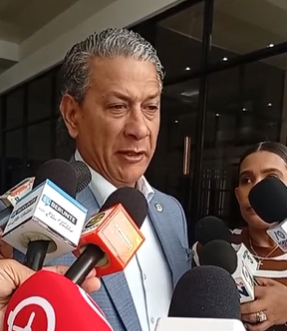 Legisladores del PRM minimizan salida de Antonio Tavéras de la organización política Legisladores del PRM minimizan salida de Antonio Tavéras de la organización política Santo Domingo.- Diputados del Partido Revolucionario Moderno (PRM) minimizaron la salida de Antonio Tavéras de la organización política, al celebrar su éxodo y considerar que la renuncia del senador es la consumación de lo que éste venía exhibiendo desde hace tiempo. Los legisladores que hablaron en ese sentido entienden que el alejamiento partidario del congresista “no pone en riesgo la estabilidad” de la organización política. Algunos invitaron al senador a renunciar también de su curul para que el PRM coloque a otro en ese asiento. El representante senatorial de Santo Domingo abandonó el oficialismo y se declaró “independiente”, excusándose en que el partido del Gobierno se ha quedado “a medio camino” en la lucha contra la corrupción y en reformas estructurales en el país, según informó en la sesión ordinaria de la Cámara Alta de ayer miércoles. Patricia Núñez dijo que Antonio Tavéras no se comportó a la altura de como el partido lo trató para que sea un buen representante de la provincia. “Su salida no pone en riesgo la estabilidad de la organización”, subrayó la diputada. De su lado, la colega Dorina Rodríguez manifestó que la renuncia del congresista “va a ser algo como sin mucho sabor” porque los perremeístas nunca sintieron al senador identificado con los valores partidarios. Sadoky Duarte exhortó al también empresario a irse a un partido independiente “para ver cuántos votos va a sacar” en los próximos comicios. “Él debe renunciar a la curul para que el partido coloque ahí otra persona como senador”, afirmó el diputado, posición que comparten otros oficialistas. Para algunos congresistas la salida de Tavéras del PRM se debe a sus “fracasados” intentos de ostentar la presidencia del Senado de la República. Perremeístas ocuparían curul en 2028 Soraya Suárez fue enfática en señalar que los perremeístas deben dar gracias porque “salieron” de Antonio Tavéras, quien debería “algún día” agradecer al PRM por haberle “regalado” la candidatura. “Hay posibilidad de que un perremeísta pueda ocupar esa curul en las próximas elecciones. Por fin salimos de él. Un hombre que tiene dos candidaturas ganadas a senador con los perremeístas, que nunca ha sido cercano a los perremeístas”, puntualizó. Mientras se reía, el diputado Frank Ramírez precisó que el senador le hizo un favor al partido y al presidente Luis Abinader con su renuncia. “Ese señor ha sido un problema siempre cada vez que se va para la boleta porque él no cuenta la base del partido y hay que llevarlo como candidato. Ahora, para el 2028, le deja la plaza abierta para que un perremeísta pueda ocupar esa posición. El senador le resolvió un problema grande al PRM y la ingratitud no tiene memoria”, subrayó. Dos senadores renuncian al PRM en poco menos de tres años Con Antonio Tavéras son dos los senadores del PRM que han renunciado al partido en poco menos de tres años “por diferencias” a lo interno de la organización política. El primero fue Iván Silva, exsenador por La Romana, quien, a principios de julio de 2023, regresó al Partido Revolucionario Dominicano (PRD). Silva se destacó por mantener una lucha feroz contra dirigentes del Gobierno, acusando a algunos de no recibirlo tras solicitar encuentros institucionales.