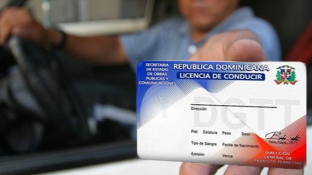 Presidente Abinader amplía vigencia de licencias a más de dos años para mayores de 65 Presidente Abinader amplía vigencia de licencias a más de dos años para mayores de 65
