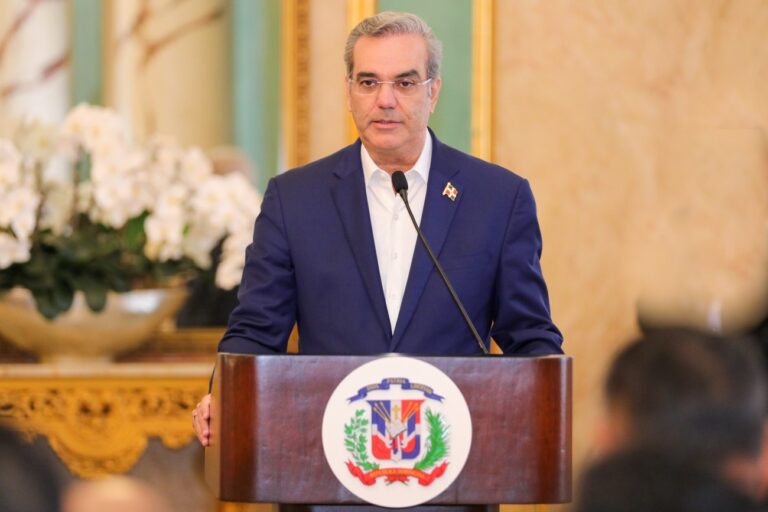 Presidente Abinader destina más de 5.3 millones de pesos de su salario de 2025 a fundaciones y proyectos sociales