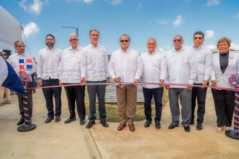 *Gobierno inaugura la Plaza Constitución en la Ciudad Juan Bosch con inversión de RD$222.2 MM* _Paliza: “Ciudad Juan Bosch es un proyecto modelo de urbanización que considere todos los componentes del desarrollo integral humano”._ _También fueron inauguradas las calles Los Amos y Camino Real Nordeste, que facilitarán la conectividad hacia la Plaza Constitución._ _Milton Ray Guevara, pasado presidente del TC, destacó que esta plaza honra la Constitución que es la biblia institucional del país._ *Santo Domingo Este, 14 de mayo de 2026.-* El ministro de la Presidencia, José Ignacio Paliza, encabezó este jueves la inauguración de Plaza Constitución en la Ciudad Juan Bosch, una obra ejecutada con una inversión de unos RD$222.2 millones que estará destinada al esparcimiento de las familias y a la valoración de la Carta Magna dominicana. Con unos 42,200 metros cuadrados, esta plaza fue construida por el Fideicomiso para la Construcción de Viviendas de Bajo Costo Republica Dominicana (Fideicomiso VBC-RD) e incluye unos 13,000 metros cuadrados de áreas verdes, 29,000 metros cuadrados de áreas pavimentadas en concreto y adoquines, dos gazebos, 95 bancos, cinco jardineras con bancos integrados, un área infantil y un gimnasio al aire libre. También fueron inauguradas las calles Los Amos y Camino Real Nordeste, con una inversión de unos RD$111.6 millones, que se integrarán de manera estratégica a la red vial de Ciudad Juan Bosch y facilitarán la conectividad hacia la Plaza Constitución. Paliza manifestó que Ciudad Juan Bosch es un proyecto de Estado que fue concebido para servir como un modelo de urbanización que considere todos los componentes del desarrollo integral humano y que pueda ser replicado en todo el país. “Desde entonces, la Ciudad Juan Bosch ha pasado de unas 5,000 viviendas a unas casi 16,000, y esta plaza es parte de ese proceso de construcción ordenada y orientada a garantizar el bienestar de sus pobladores”, expresó. El director ejecutivo del Fideicomiso VBC-RD, Camel Curi Lora, manifestó que este espacio invita a la reflexión y al reconocimiento de los valores que han dado forma a la nación dominicana, además de honrar y mantener viva su historia. “La Plaza Constitución no solo representa un espacio de vida, donde las familias y visitantes podrán reunirse, donde los niños podrán jugar, donde los jóvenes y adultos podrán ejercitarse, y donde todos podrán sentirse parte de una comunidad, sino que a partir de hoy se convertirá en un lugar único para la celebración de nuestra Constitución”, expresó el también viceministro de Proyectos de Inversión del Ministerio de la Presidencia. Curi Lora destacó que la Plaza Constitución se suma a otras dos plazas consolidadas que cruzan la Ciudad Juan Bosch de norte a sur con una extensión en conjunto de más de 1.5 kilómetros y un área total de más de 181,300 metros cuadrados de ofertas a la ciudadanía que van desde esparcimiento, cultura, entretenimiento, comercio, servicios, medicina ambulatoria, entre otras. Milton Ray Guevara, pasado juez presidente del Tribunal Constitucional (TC), afirmó que la Constitución es un proyecto de nación, construido de sueños y realidades. Señaló que la República Dominicana ha tenido una Constitución que ha sido modificada 39 veces y apuntó que en la Plaza de la Constitución se han escogido ocho, inicialmente las que han tenido impacto esencial en la vida de los dominicanos. Mientras que Fidias Aristy Payano, actual juez del Tribunal Constitucional, destacó que el levantamiento de esta plaza constituye para el pueblo dominicano y especialmente para la comunidad de la Ciudad Juan Bosch una expresión modélica del respeto merecido por la Constitución dominicana. Al acto de inauguración también asistieron los jueces del TC Miguel Valerio y Amaury Reyes Torres, así como la gobernadora de la provincia Santo Domingo, Lucrecia Santana; el alcalde de Santo Domingo Este, Dío Astacio; y el presidente de la Comisión Permanente de Efemérides Patrias, Juan Pablo Uribe. *Reconocimiento a Paliza* En el acto, el ministro José Ignacio Paliza recibió del presidente de la Comisión Permanente de Efemérides Patrias, Juan Pablo Uribe, una medalla conmemorativa del 60 aniversario de la Revolución Constitucionalista de 1965. *Dirección de Comunicaciones* *Ministerio de la Presidencia*