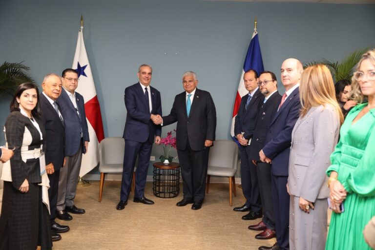 Presidente Abinader regresa al país y se reintegra de inmediato a sus labores en el Palacio Nacional