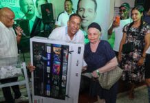 Pedro Jiménez rinde homenaje y lleva regalos y alegría a cientos de madres de la circunscripción 2 del DN