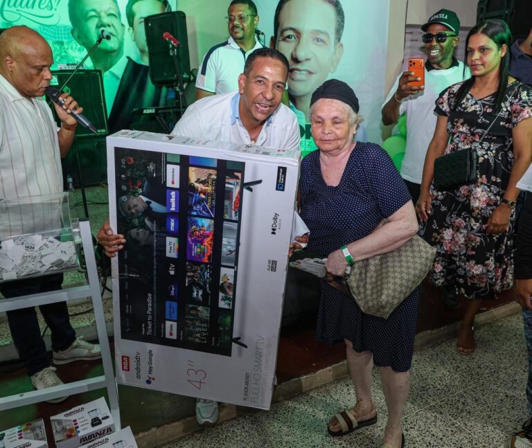 Pedro Jiménez rinde homenaje y lleva regalos y alegría a cientos de madres de la circunscripción 2 del DN