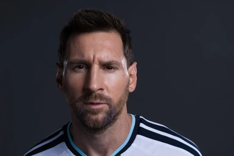 Lionel Messi llega a sus 39 años con el pie en el acelerador POR NEFTALI RUIZ Lionel Messi llega a sus 39 años viviendo uno de los momentos más brillantes de su carrera, ya que sus cinco goles en dos jornadas del presente Mundial son el ideal de cualquier futbolista.. El carro de Messi sigue rodando a toda capacidad, sin señales de que el fino tocador y certero goleador vaya a quitar el pie del acelerador. El 24 de junio de 1987 nació en Rosario, Argentina, la leyenda que hoy sigue redefiniendo lo que significa jugar al fútbol a los 39 años con un desempeño dominante en el principal escenario del balompié. Messi no se limita a estar vigente a una edad en la que la mayoría de sus colegas está jubilado, también es decisivo mientras juega el sexto Mundial de carrera, en el mismo que le ha visto colocarse en la cima entre los goleadores históricos del torneo de naciones con 18 dianas. Lejos de despedirse, "La Pulga" mantiene un nivel estelar con Inter Miami CF en la MLS y sigue siendo el eje de la Selección Argentina, vigente campeona Mundial y bicampeona de América. Su capacidad para marcar diferencias en los partidos, su visión de juego y su zurda mágica siguen siendo decisivas. Tras conquistar la Copa del Mundo Qatar 2022 y la Copa América 2021 y 2024, Messi deja claro que la edad es solo un número, al menos en su caso. En este punto, el impacto de Messi va más allá de los goles y asistencias: es líder, referente y la imagen global del fútbol. Con ocho Balones de Oro en su vitrina, récord absoluto en la historia del premio, y sus 800 goles oficiales, máximo goleador histórico de Argentina, Barcelona y LaLiga, hoy Messi lleva la MLS a una nueva dimensión desde su llegada al Inter Miami. Hoy, mientras celebra un año más de vida, Lionel Messi sigue escribiendo capítulos dorados. De Rosario al mundo, de la Masía al estadio del mundo, su historia continúa vigente y en crecimiento. Viva el buen vino que mejora con el tiempo. Viva Messi.