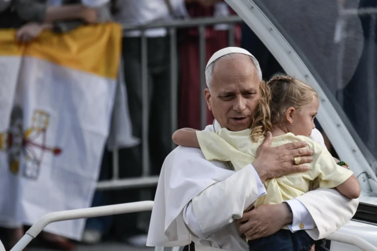 El papa llama a la sociedad a abordar la realidad dramática de los feminicidios